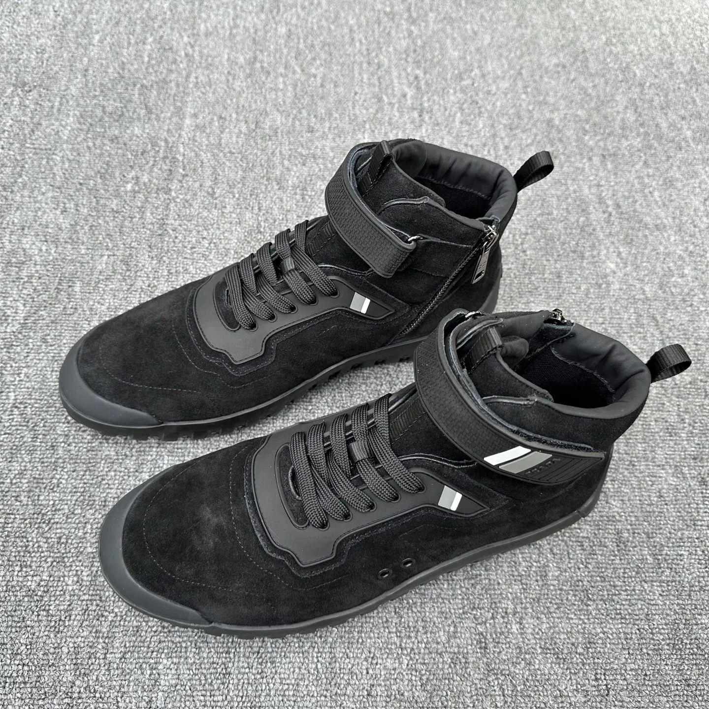 💰880 Prada/Prada’s new men’s spliced ​​casual sports boots! The shoe's exquisite stitching outlines a unique geometric texture, and contemporary lines and details reinterpret the classic sports style. The upper is made of ultra-official material, and the lining is full cowhide. It is lightweight, breathable, practical and versatile. The tongue is decorated with the Prada Milano logo, and the logo print is embellished with the laces. It is paired with a 2.5cm two-color rubber sole to create a comfortable wearing experience. Comes with full set of original packaging dust bag! Size: 39-40-41-42-43-44 (45 customized) standard leather shoe size Item number: 41274651